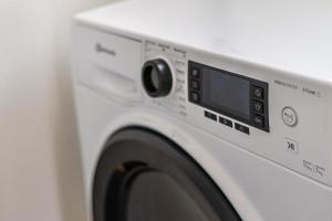 策尔阿姆哈尔梅尔斯巴赫Im Rosengarten 3的墙上的白色洗衣机