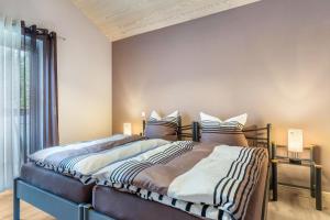 策尔阿姆哈尔梅尔斯巴赫Im Rosengarten 3的一间卧室，里面有一张床和一扇大窗户。