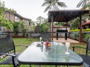 einen Glastisch mit einer Obstschale darauf in der Unterkunft Villa Trizi by Palette Homes | 4BHK | Pvt Pool with Gazebo in Lonavla