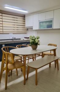 una cucina con tavolo e sedie con una pianta di Stay 801 a Suwon