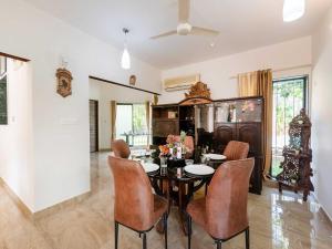 ein Esszimmer mit Tisch und Stühlen in der Unterkunft Villa Trizi by Palette Homes | 4BHK | Pvt Pool with Gazebo in Lonavla