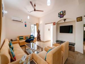 ein Wohnzimmer mit Sofas und einem Flachbildfernseher in der Unterkunft Villa Trizi by Palette Homes | 4BHK | Pvt Pool with Gazebo in Lonavla