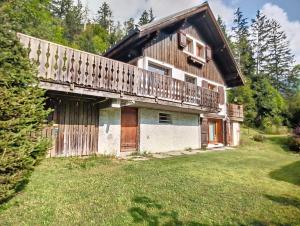 Budova, kde se chata nachází