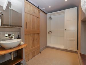 een badkamer met een wastafel en een douche bij Tawny Cottage in Llandenny +50 foto's