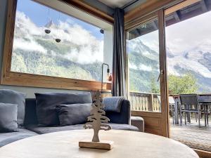 Nespecifikovaný výhled na hory nebo výhled na hory při pohledu z chaty