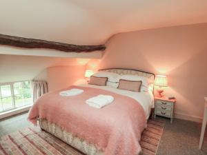 En eller flere senge i et værelse på Holly Cottage