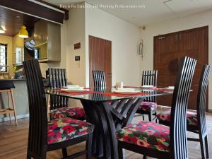 een eetkamer met een tafel en 6 stoelen bij 2 Bedroom Serviced Home in Lahore
