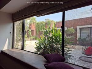 een raam met twee kussens op een vensterbank bij 2 Bedroom Serviced Home in Lahore
