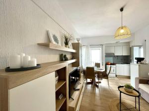 Η κουζίνα ή μικρή κουζίνα στο Yvonne Beach Apartment by Refugio