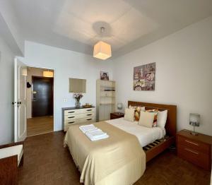 Ένα ή περισσότερα κρεβάτια σε δωμάτιο στο Yvonne Beach Apartment by Refugio +7 φωτογραφίες