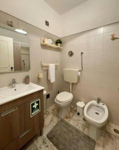 Ένα μπάνιο στο Yvonne Beach Apartment by Refugio