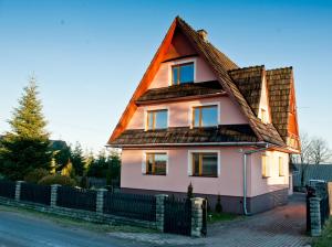 a pink house with a brown roof at U Gabryla in Biały Dunajec