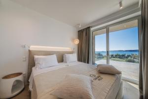 Un pat sau paturi într-o cameră la Villa Ammos - GH6 +37 fotografii