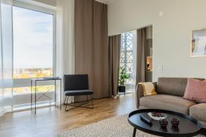 ein Wohnzimmer mit Sofa und Tisch in der Unterkunft Forenom Aparthotel Luleå Västra Stranden in Luleå