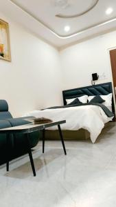 Postel nebo postele na pokoji v ubytování shivansh hotel