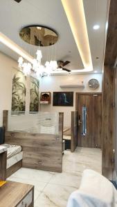 TV a/nebo společenská místnost v ubytování shivansh hotel