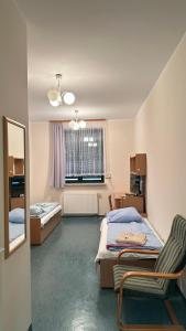 斯拉百斯Osiedle Studenckie w Słubicach的有两张床和一面镜子的卧室