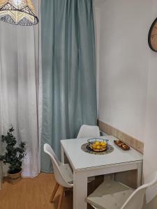 Isi beauty في ياغودينا: طاولة بيضاء عليها صحن فاكهة