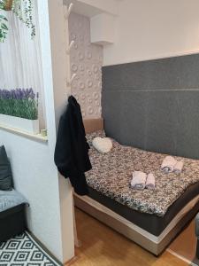 Isi beauty في ياغودينا: غرفة نوم بسرير عليها نعال وردية