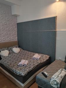 Isi beauty في ياغودينا: غرفة نوم بسرير عليها نعال