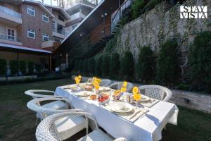 Drinks på StayVista at Evaara Woods with BBQ & Bonfire