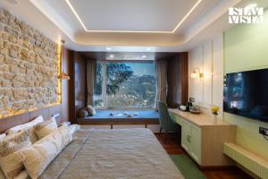 Et tv og/eller underholdning på StayVista at Evaara Woods with BBQ & Bonfire