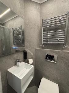 Ванная комната в MSK The Whiteley +31 фотография