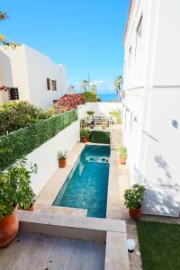 ein Swimmingpool mitten in einem Gebäude in der Unterkunft L'Eden d'Elynia Villa de Luxe avec piscine et front de mer in Rabat
