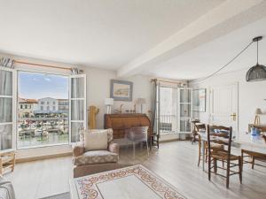 an open living room with a table and a dining room at Au coeur du port, vue unique, appartement pour 6 in Saint-Martin-de-Ré +15 photos