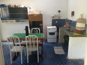 Una cocina o cocineta en Cantinho da paz 17 fotos más