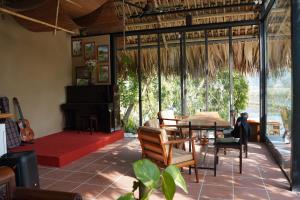 Kon Rung (1)にあるvan long gardenのダイニングルーム(テーブル、椅子、ピアノ付)