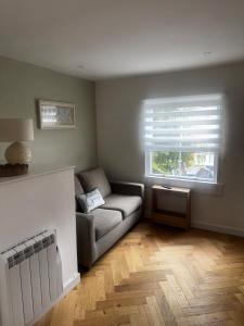 Posezení v ubytování Flat in Royal Wootton Bassett + 2 fotografie