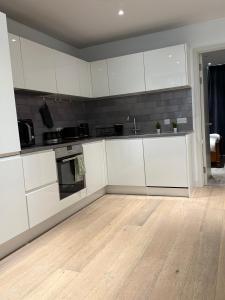 Kuchyň nebo kuchyňský kout v ubytování Skyline Serenity Docklands Penthouse by Quibid Stays