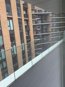 Balkón nebo terasa v ubytování Skyline Serenity Docklands Penthouse by Quibid Stays