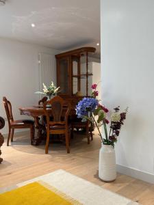 Fotografie z fotogalerie ubytování Skyline Serenity Docklands Penthouse by Quibid Stays v destinaci Bellaghy + 6 fotografií