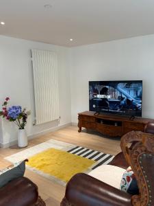 TV a/nebo společenská místnost v ubytování Skyline Serenity Docklands Penthouse by Quibid Stays