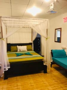 un dormitorio con una cama con dosel en Ancient Tree, en Mirissa