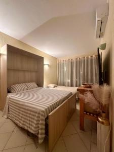 Postel nebo postele na pokoji v ubytování Suite vue panoramique mer les pieds dans l eau