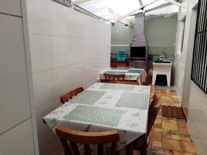 Una televisión o centro de entretenimiento en Home Enseada Beach 17 fotos más