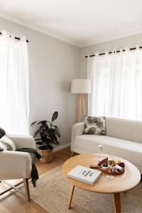 尼尔森湾Saltbush Retreat的客厅里有一张白色的沙发和一张桌子