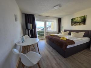 Ένα ή περισσότερα κρεβάτια σε δωμάτιο στο Landhotel Röfleuten