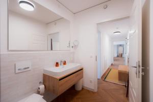 贝希特斯加登Alpine Apartements Maximilian的一间白色浴室，配有洗手池和镜子。 更多291张照片