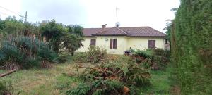 ein Haus mitten in einem Hof in der Unterkunft Villa Polesine in Porto Tolle