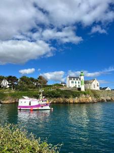 滨海莫厄朗Les Cocons d'Agathe La Maison M 10 min from beaches的屋前水中的船