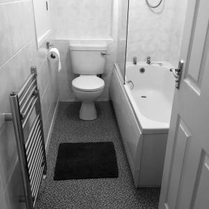 Et badeværelse på Thornwood House By Horizon Stays