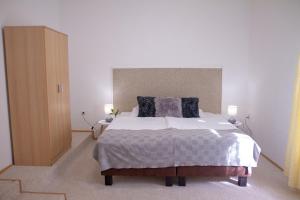 Postel nebo postele na pokoji v ubytování Amfora Panzió