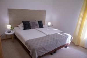 Ένα ή περισσότερα κρεβάτια σε δωμάτιο στο Amfora Panzió