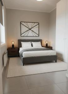 Giường trong phòng chung tại Elegant & Modern Apartment in the Heart of Lofoten