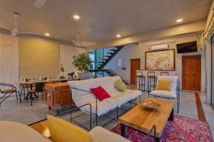 Χώρος καθιστικού στο Lakeside Retreat - Malsiripura