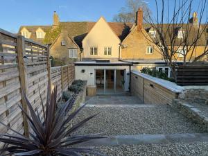 a home with a fence and a driveway at Luxury Lechlade cottage - Character and charm in Lechlade